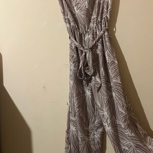 Chic Leaf Print Jumpsuit in Brown